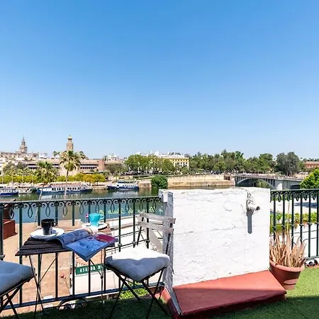 Apartamento Atico Con Vistas A La Torre Del Oro Y Catedral By Thegoodtourist