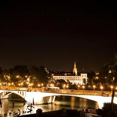 Atico Con Vistas A La Torre Del Oro Y Catedral By Thegoodtourist Daire